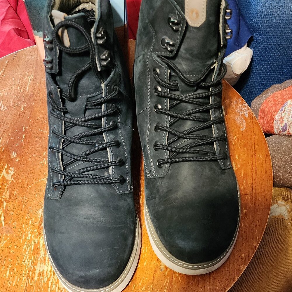 Men's size 9 Volcom Stone black work boots with vibram wedge soles